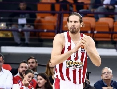 Ο Γιώργος Μπόγρης ντύθηκε στα χακί κα φωτογραφίζεται με άλλους στρατιώτες(φωτο)